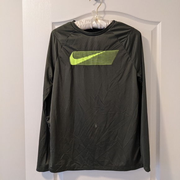 **flawed** NWT boys XL Nike long sleeved dri fit shirt - Picture 1 of 6